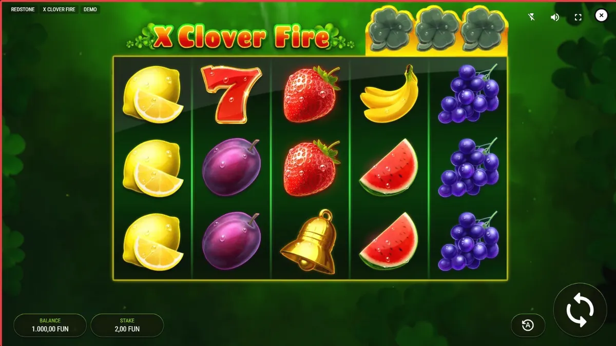 Tampilan visual mesin slot X Clover Fire dengan simbol semanggi dan angka 7 yang menyala